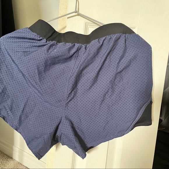 Workout shorts - Picture 2 of 2